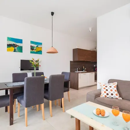Jolara With Heated Pool Apartman