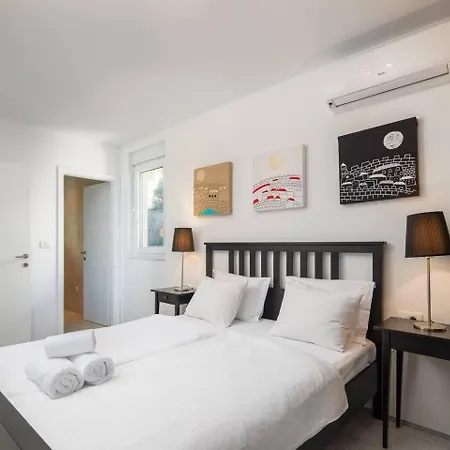 Jolara With Heated Pool Apartment *